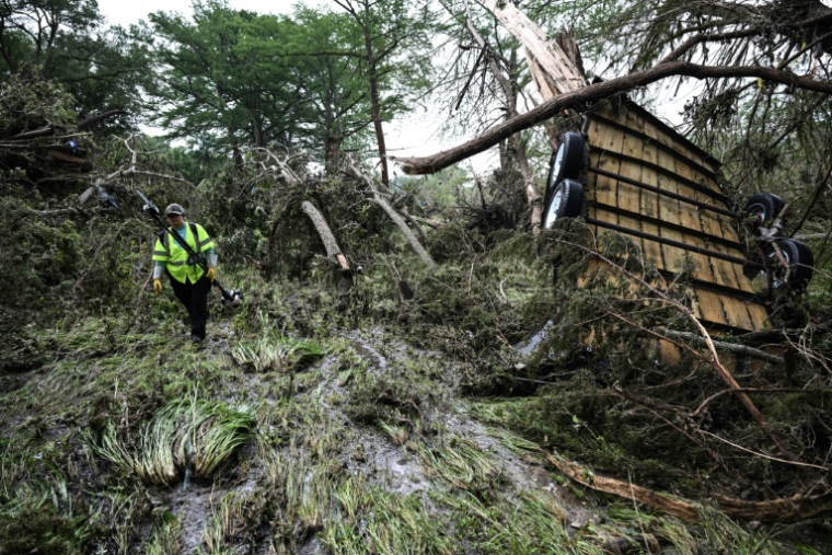 Une personne participe aux recherches après les inondations meurtières à Hunt, au Texas, le 6 juillet 2025 ( AFP / RONALDO SCHEMIDT )