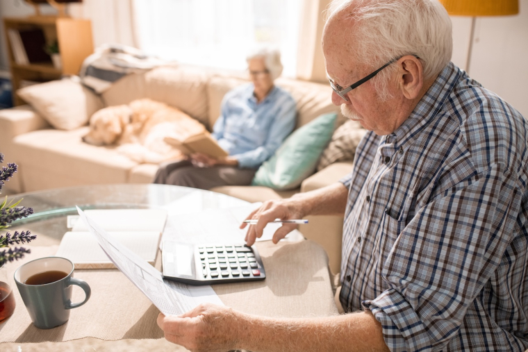 Quels conséquences pourrait avoir la suppression de l'abattement de 10% pour les retraités ? ( Crédits photo: © Seventyfour - stock.adobe.com)