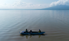 Des chercheurs de l'Université Michoacan de San Nicolas de Hidalgo (UMSNH) sur le lac Patzcuaro recherchent des œufs d'achoque (Ambystoma dumerilii), à San Jerónimo Purenchecuaro, dans l'État de Michoacan, au Mexique, le 27 juin 2025 ( AFP / Enrique Castro )