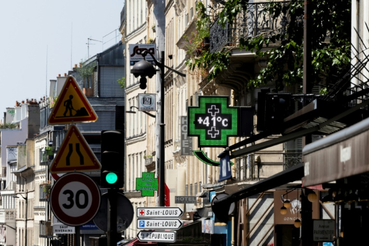 Paris et sa banlieue étouffent comme une grande partie de la France pour cette journée de mardi ( AFP / Sébastien DUPUY )