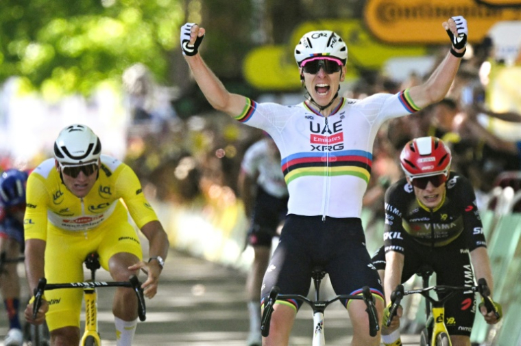 Tadej Pogacar (C) entouré du maillot jaune Mathieu van der Poel (G) et de son grand rival Jonas Vingegaard (D), le 8 juillet 2025 à l'arrivée de la 4e étape du Tour de France à Rouen ( AFP / Loic VENANCE )