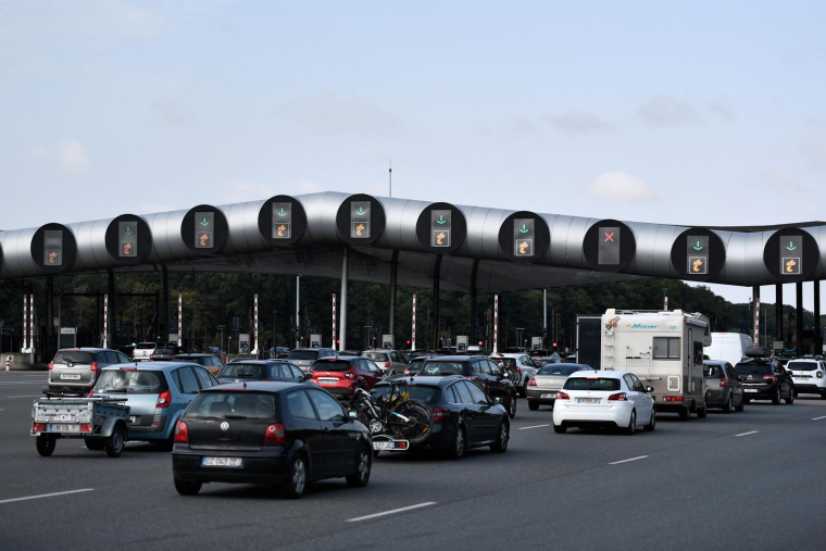 Des automobilistes au péage de Saint-Arnoult-en Yvelines, en 2020 ( AFP / STEPHANE DE SAKUTIN )