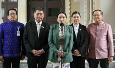 La Première ministre thaïlandaise Paetongtarn Shinawatra (C) s'exprime à côté du vice-Premier ministre thaïlandais Phumtham Wechayachai (2e à g) lors d'une conférence de presse au siège du gouvernement à Bangkok, le 1er juillet 2025 ( AFP / Lillian SUWANRUMPHA )