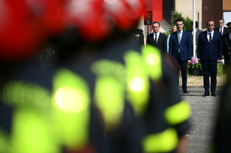 Le ministre de l'Intérieur Bruno Retailleau, à gauche, et le ministre des Armées Sébastien Lecornu, à droite, à Libourne en Gironde le 3 juillet 2025 pour l'inauguration du 4e Régiment d'instruction et d'intervention de la Sécurité civile  ( AFP / Christophe ARCHAMBAULT )