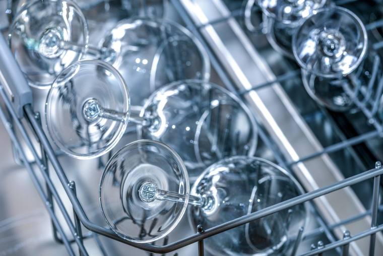 Le test a pris en compte divers critères, comme la qualité du lavage et du rinçage, la quantité de traces de calcaire ou encore l’impact environnemental. (PhotoMIX-Company / Pixabay)