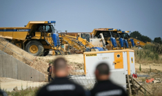 Des gendarmes surveillent une portion de A69, à proximité d'une réunion de militants opposés à la contstruction de cette autoroute devant relier Toulouse et Castres, le 4 juillet 2025 à Maurens-Scopont (Tarn) ( AFP / Matthieu RONDEL )