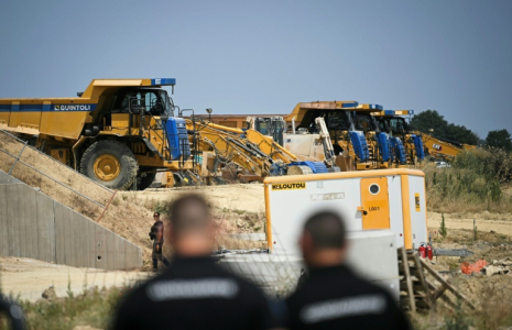 Des gendarmes surveillent une portion de A69, à proximité d'une réunion de militants opposés à la contstruction de cette autoroute devant relier Toulouse et Castres, le 4 juillet 2025 à Maurens-Scopont (Tarn) ( AFP / Matthieu RONDEL )
