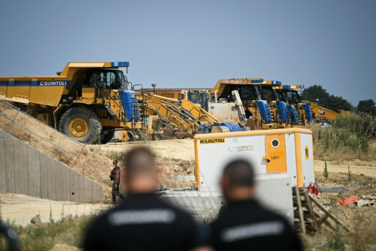 Des gendarmes surveillent une portion de A69, à proximité d'une réunion de militants opposés à la contstruction de cette autoroute devant relier Toulouse et Castres, le 4 juillet 2025 à Maurens-Scopont (Tarn) ( AFP / Matthieu RONDEL )