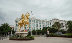 Cette statue équestre de Jeanne d'Arc, photographiée le 2 juin 2025 à Nice, a été réalisée par l'atelier Missor sans mise en concurrence dans ce marché public ( AFP / Frederic DIDES )