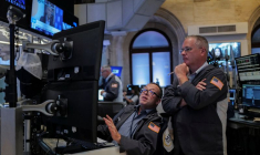 Des traders travaillent à la Bourse de New York (NYSE)