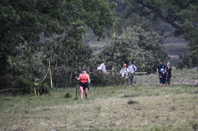 Des bénévoles recherchent des personnes disparues, après des inondations subites à Hunt, au Texas, le 6 juillet 2025 ( AFP / RONALDO SCHEMIDT )