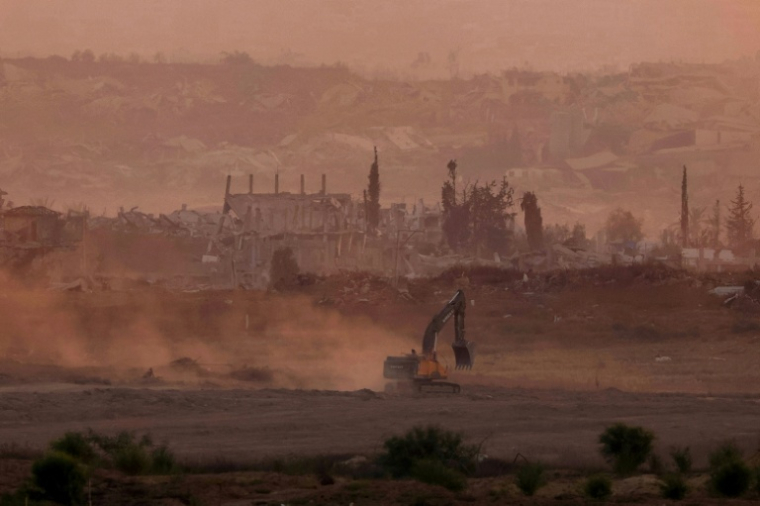 Un engin de chantier israélien au travail dans la bande de Gaza, vue depuis Israël le 10 juillet 2025 ( AFP / Jack GUEZ )