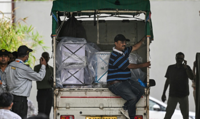Un camion chargé de cercueils de victimes arrive à la morgue du complexe hospitalier d'Ahmedabad, le 14 juin 2025, après le crash du vol 171 d'Air India dans un quartier résidentiel près de l'aéroport le 12 juin 2025 ( AFP / Punit PARANJPE )