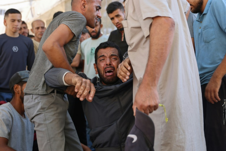 Un homme en pleurs au cours d'une procession funéraire dans la ville de Gaza, le 3 juillet 2025 ( AFP / Omar AL-QATTAA )