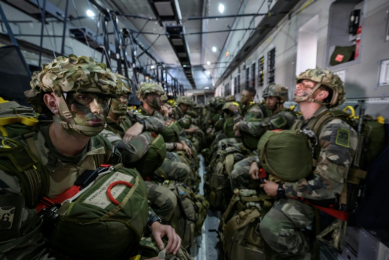 Des soldats du 3e Régiment de parachutistes d'infanterie de marine se préparent à sauter d'un avion militaire français Airbus A400M alors qu'ils participent à l'exercice militaire « Cathare 25 », près de Carcassonne le 26 juin 2025 ( AFP / Ed JONES )