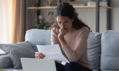 En cas d’acceptation pure et simple de la succession, l’héritier reçoit sa part de l’héritage et paye les éventuelles dettes du défunt  (Crédit photo: 123RF)