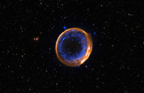 Restes de l'étoile de type naine blanche, qui a achevé son existence dans une double explosion, dont l'image a été capturée par le Très grand télescope de l'Observatoire européen austral, et publiée le 2 juillet 2025 ( European Southern Observatory / Handout )