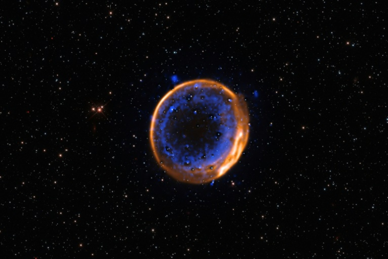 Restes de l'étoile de type naine blanche, qui a achevé son existence dans une double explosion, dont l'image a été capturée par le Très grand télescope de l'Observatoire européen austral, et publiée le 2 juillet 2025 ( European Southern Observatory / Handout )