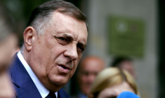 Le chef politique des Serbes de Bosnie, Milorad Dodik, s'adresse aux médias après une visite de l'université de Sarajevo-Est, le 24 avril 2025 ( AFP / STRINGER )