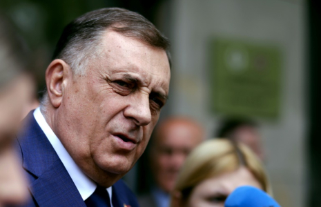 Le chef politique des Serbes de Bosnie, Milorad Dodik, s'adresse aux médias après une visite de l'université de Sarajevo-Est, le 24 avril 2025 ( AFP / STRINGER )