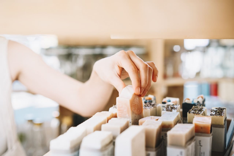 (Avez-vous deviné quelles enseignes françaises de cosmétiques naturelles connaissaient un succès grandissant ? - Crédit photo : Adobe Stock)