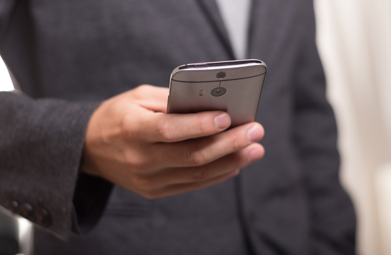 Deux téléphones mobiles ont été interdits en France car il dépassent les limites d'exposition aux ondes. (illustration) (Niekverlaan / Pixabay)