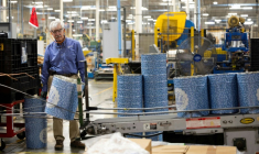 Rick Hueter, patron de l'entreprise Independant Can, qui fabrique des boîtes en fer blanc, à Belcamp, dans le Maryland, le 25 juin 2025 ( AFP / RYAN COLLERD )