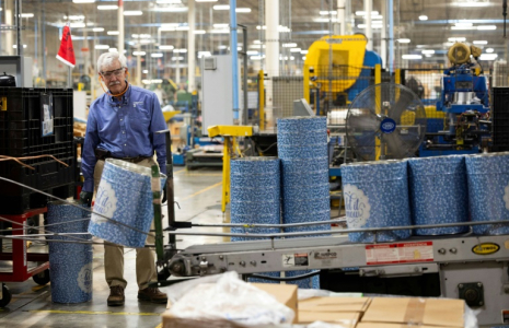 Rick Hueter, patron de l'entreprise Independant Can, qui fabrique des boîtes en fer blanc, à Belcamp, dans le Maryland, le 25 juin 2025 ( AFP / RYAN COLLERD )