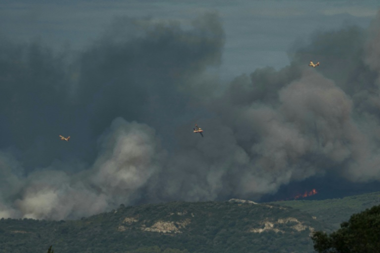 Des avions Canadair luttent contre les flammes près de Narbonne, le 7 juillet 2025 ( AFP / IDRISS BIGOU-GILLES )