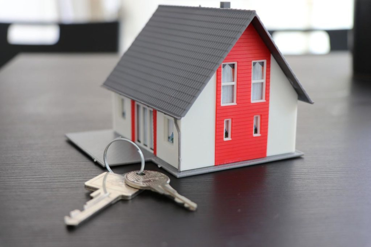 Les taux d'intérêt des emprunts immobiliers atteignent des sommets inédits depuis près de sept ans. Photo d'illustration. (Schluesseldienst / Pixabay)