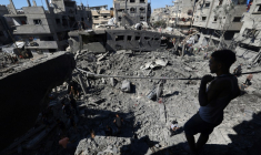 Un Palestinien inspecte les décombres laissés par une frappe israélienne sur le camp Al-Bureij, dans le centre de la bande de Gaza, le 4 juillet 2025 ( AFP / Eyad BABA )