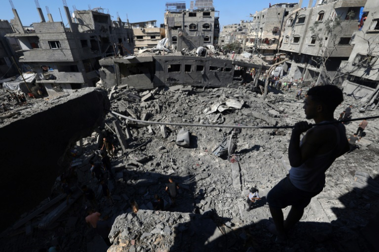 Des destructions après une frappe israélienne dans le camp d'Al-Bureij, dans le centre de la bande de Gaza, le 4 juillet 2025 ( AFP / Eyad BABA )