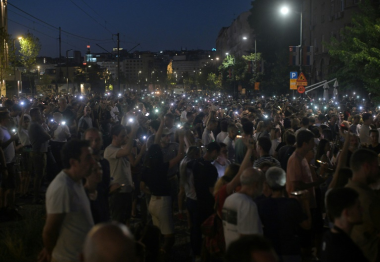 Des manifestants se rassemblent devant le bureau du procureur, le 29 juin 2025 à Belgrade ( AFP / OLIVER BUNIC )