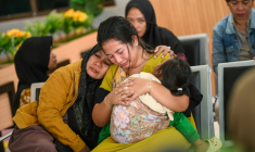 Des proches attendent des nouvelles de l'opération de recherche après le naufrage d'un ferry au large de l'île indonésienne de Bali, qui a fait plusieurs dizaines de disparus, à Banyuwangi, dans l'est de Java, le 3 juillet 2025 ( AFP / STR )