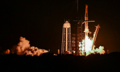 Une fusée Falcon 9 décolle avec la mission Axiom-4, à bord du vaisseau spatial SpaceX Dragon, au complexe de lancement 39A du centre spatial Kennedy de la NASA à Cap Canaveral, en Floride, le 25 juin 2025 ( AFP / Giorgio VIERA )
