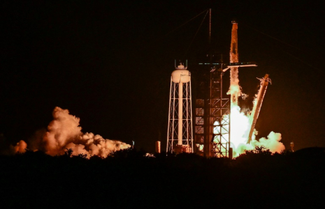 Une fusée Falcon 9 décolle avec la mission Axiom-4, à bord du vaisseau spatial SpaceX Dragon, au complexe de lancement 39A du centre spatial Kennedy de la NASA à Cap Canaveral, en Floride, le 25 juin 2025 ( AFP / Giorgio VIERA )