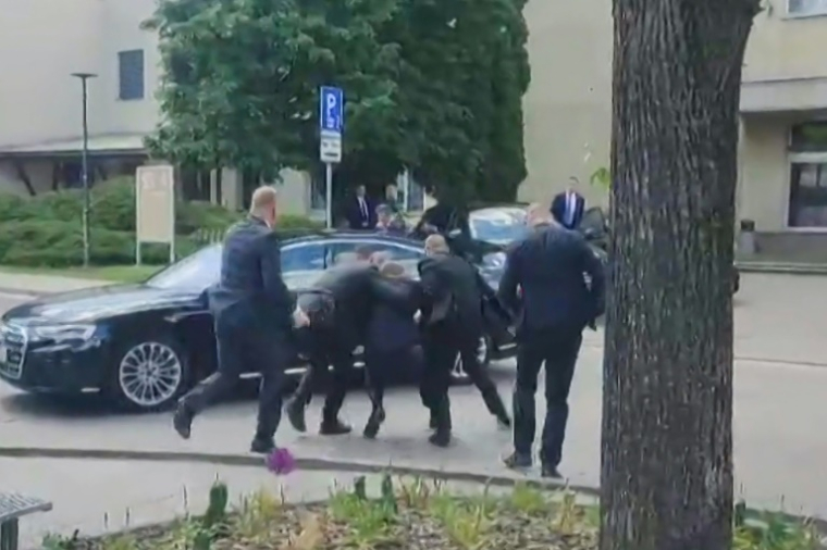 Capture d'écran issue d'une vidéo obtenue par AFPTV et représentant des gardes du corps évacuant le Premier ministre slovaque Robert Fico, blessé par balles le 15 mai 2024 ( RTVS / - )