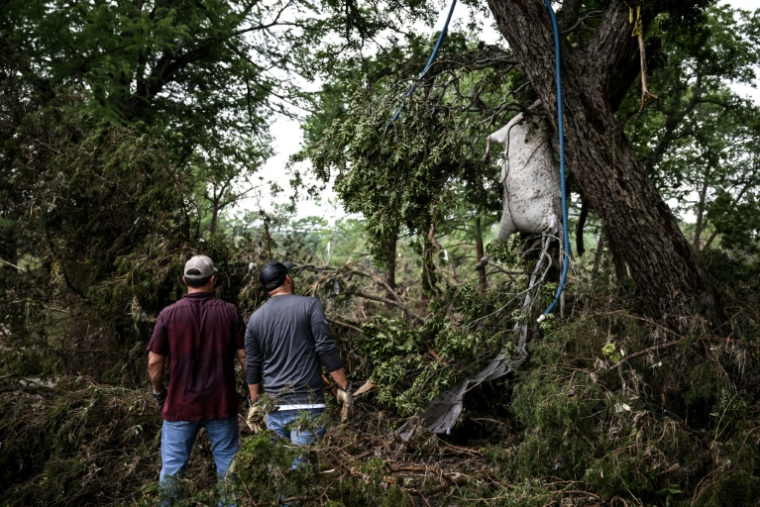Des volontaires participent aux recherches après les inondations meurtières à Hunt, au Texas, le 6 juillet 2025 ( AFP / RONALDO SCHEMIDT )