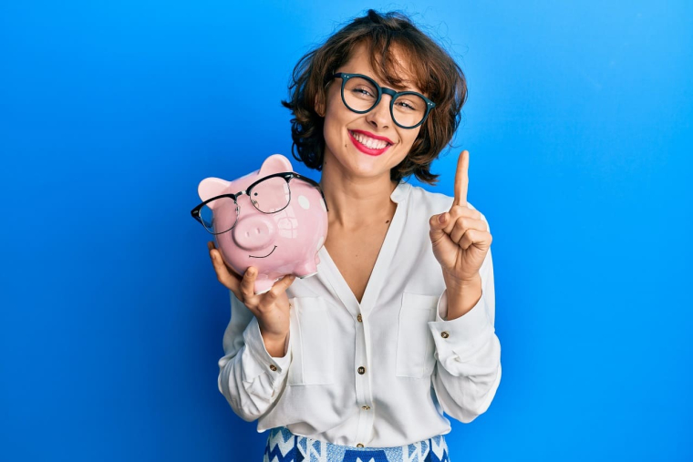 (Crédits photo : Adobe Stock - Femme souriante posant une question bancaire sur les dates de valeur)