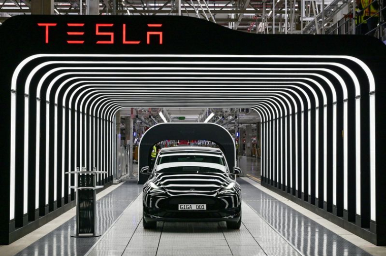 Des voitures Model Y sont photographiée à Grünheide