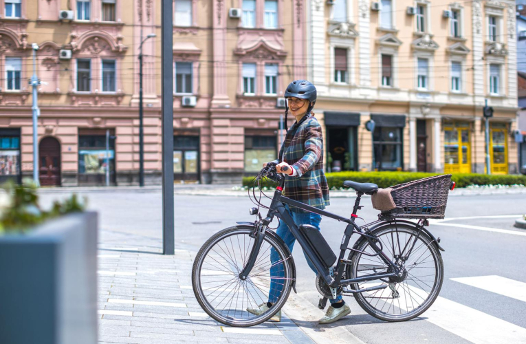 Il existe des différences aussi bien techniques que réglementaires entre vélo électrique et vélo à assistance électrique. ( crédit photo : Shutterstock )