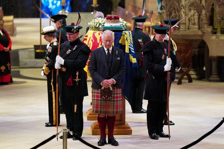 Charles III devant le cercuil de sa mère, Elizabeth II, à la cathédrale Saint-Gilles à Edimbourg, le 12 septembre 2022. ( POOL / JANE BARLOW )