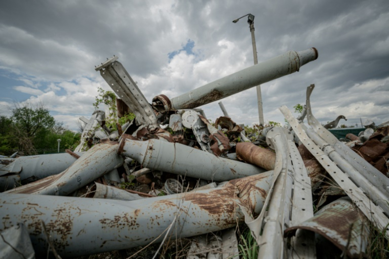 Des restes d'armes russes dans un champ utilisé pour le stockage de missiles russes à Kharkiv, le 30 avril 2025 en Ukraine ( AFP / Ivan SAMOILOV )