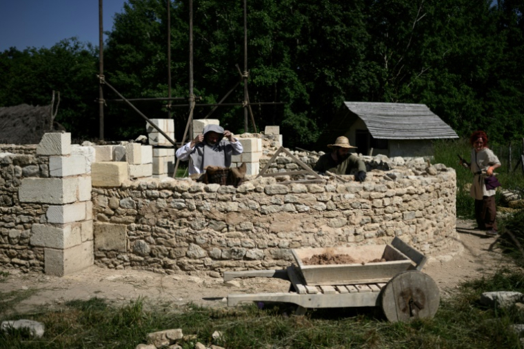 La construction d'une cathédrale gothique à La Lande-de-Fronsac, en Gironde, le 16 mai 2025 ( AFP / Philippe LOPEZ )
