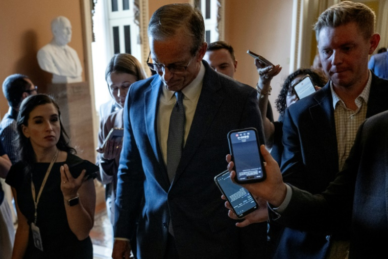 Le chef de la majorité républicaine au Sénat américain, John Thune, parle à la presse en quittant l'hémicycle du Sénat au Capitole de Washington, le 30 juin 2025 ( AFP / Jim WATSON )