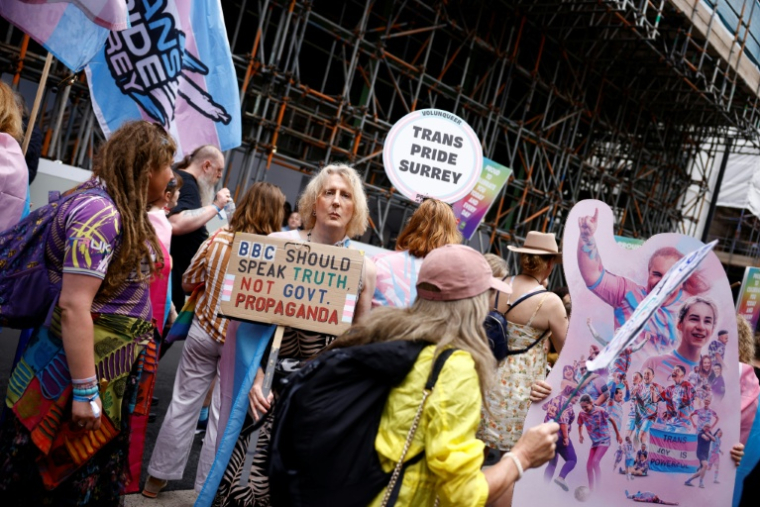Des membres d'associations trans défilent lors de la parade de la Pride de Londres le 5 juillet 2025 ( AFP / BENJAMIN CREMEL )