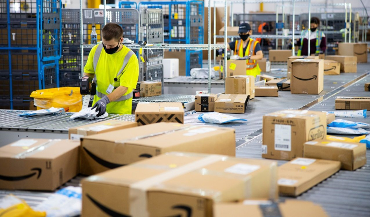 Amazon montre une performance annuelle en Bourse de 22.42% depuis 10 ans (soit une performance totale de 709% !) contre 6.44% pour l'Euro Stoxx 50, 14.57% pour le SP500, 18.71% pour le NASDAQ, 28.57% pour Apple, et 19.55% pour Google Alphabet. (Crédits photo : Amazon - )