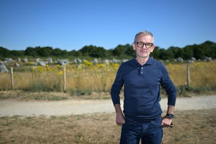 Olivier Lepick, maire de Carnac et président de Paysage de mégalithes, le 4 juillet 2025 à Carnac, dans le Morbihan ( AFP / Damien MEYER )