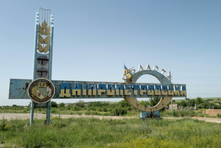 Panneau marquant l'entrée dans la région ukrainienne de Dnipropetrovsk, contre laquelle l'armée russe a annoncé le 8 juin 2025 avoir déclenché une offensive ( AFP / Florent VERGNES )