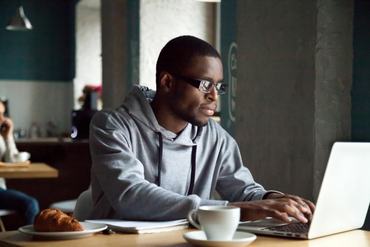 Les courtiers en ligne offrent des tarifs bien plus attractifs que les banques de réseau crédit photo : Shutterstock